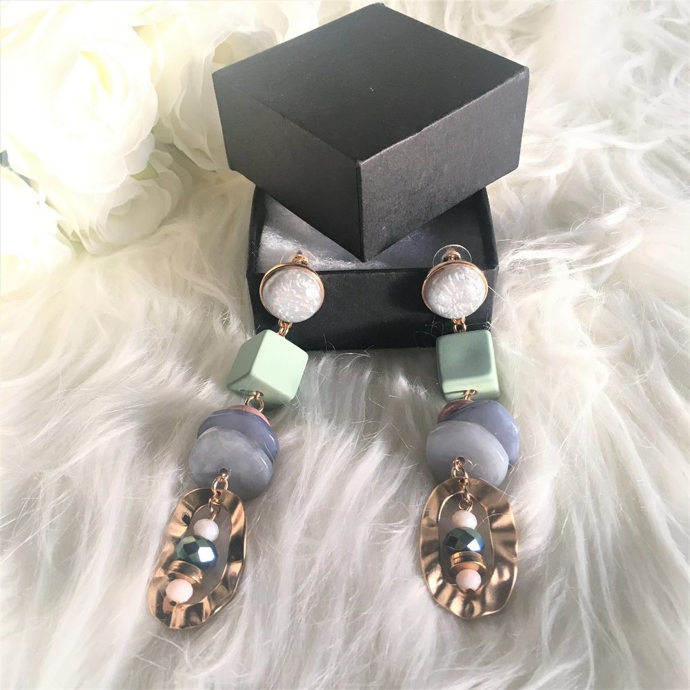 NWT Gorgeous DROP CRYSTAL & RESIN Dangle Earrings